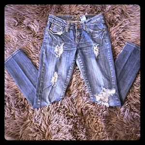 JCJQ DISTRESSED JEANS